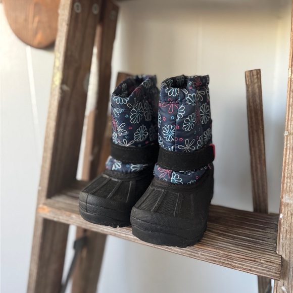 ✨ Baby Winter Snow Boots | Size 6 | Cozy & Waterproof ✨ - Picture 2 of 6